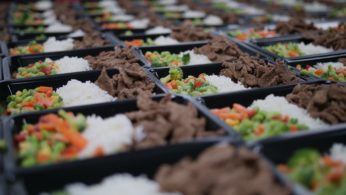 Protein nabati dan hewani dalam piring sehat