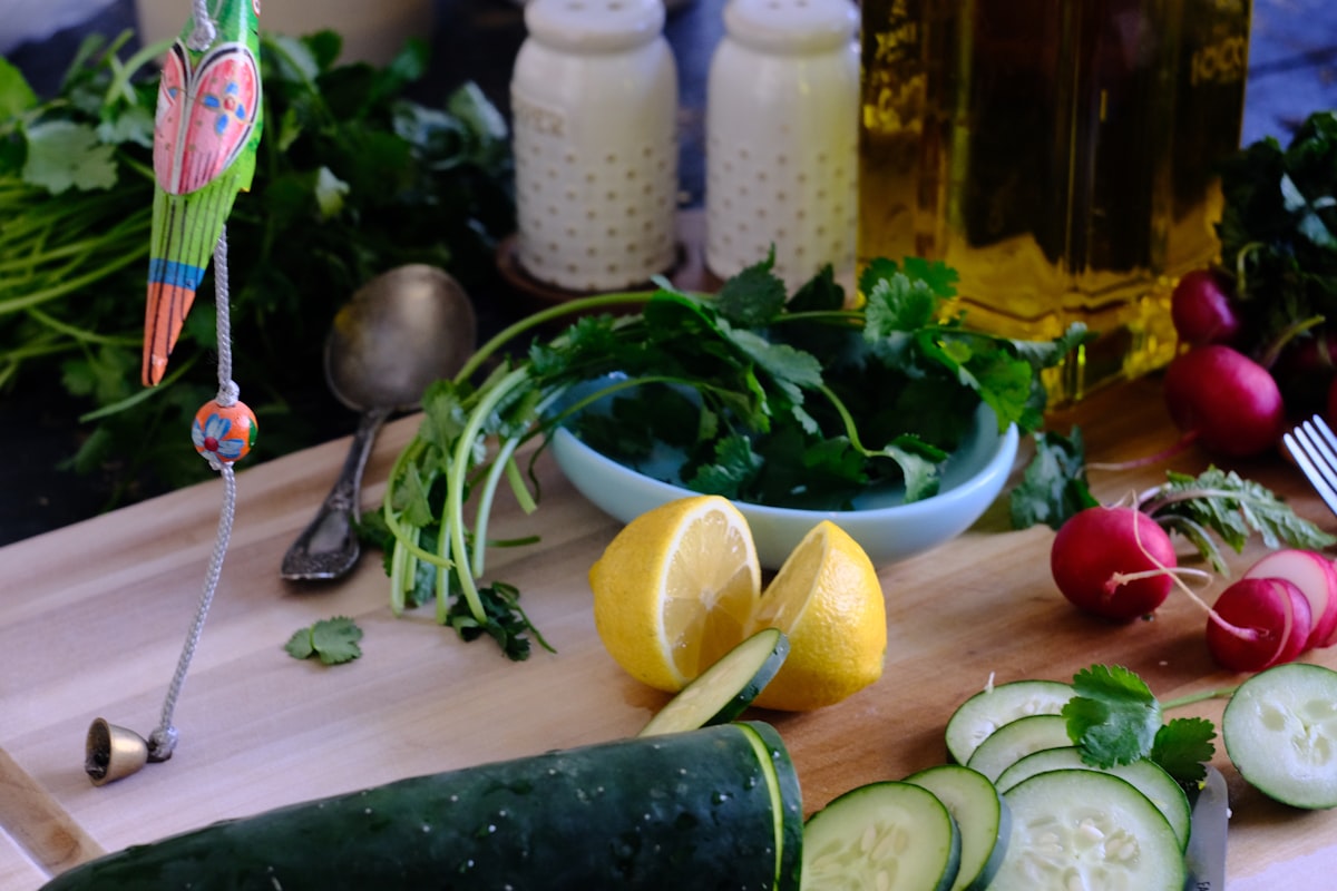 Sarapan sehat dengan oatmeal, buah, dan almond